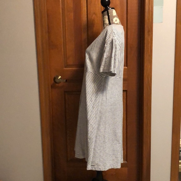 Super flattering, easy, navy stripe linen blend short sleeve dress by Lands End - Picture 3 of 16